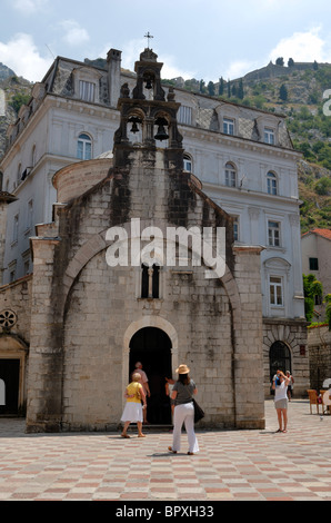 La Chiesa di San Luka localizza il posto centrale nella piazza di Sveti Luka, San Luka Square, conosciuta anche come la Piazza di ... Foto Stock