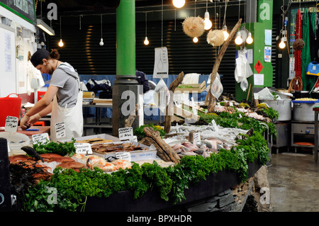 Pressione di stallo di pesce sul mercato di Borough, London SE1 Foto Stock