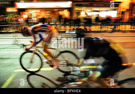 Newport Nocturne Cycle Race, che si svolge la sera per le strade di Newport Shropshire (4 settembre 2010). Foto Stock
