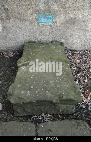 Placca in Canongate Kirkyard marcatura dove Davide Riccio (1533-66) è pensato per essere stata sepolta. Foto Stock