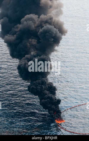 Insitu masterizzare, 7 miglia a nord della sorgente MC 252 sito, Golfo del Messico, Louisiana, Stati Uniti d'America. Foto Stock