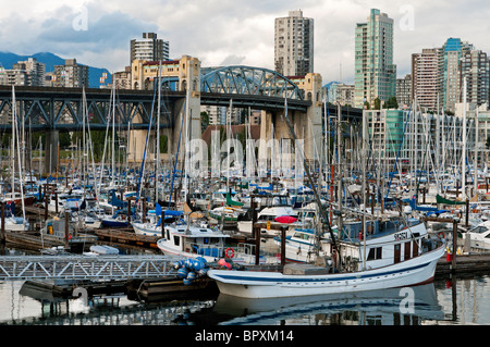 In un giorno di nuvole che minacciano pioggia un pesce commerciale barca è visto attraccata ad una banchina di governo a Vancouver è False Creek. Foto Stock