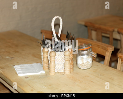 Londra Inghilterra la cripta e l'Oca Cafe all'interno di St Marylebone Chiesa Parrocchiale condimenti e posate sul tavolo Foto Stock