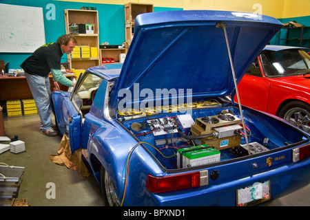 Un tecnico in un Southern California veicolo modifica shop installa 335-volt DC al Litio Ferro Fosfato (LiFePO4) batteria Foto Stock