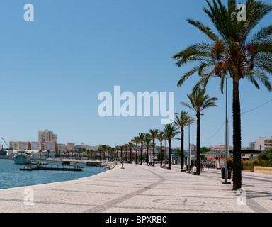 Passeggiata nel centro balneare e villaggio di pescatori di Portimeo, Algarve, PORTOGALLO Foto Stock