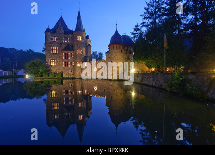 Castello Satzvey sui monti Eifel Foto Stock