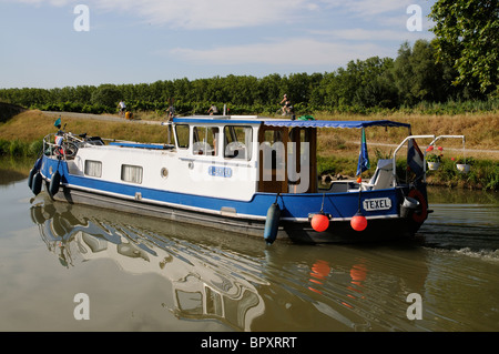 Casa galleggiante sul Canal du Midi a Argeliers nel Languedoc Roussillon, regione a sud della Francia Foto Stock