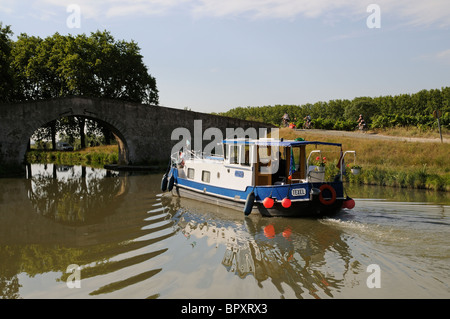 Casa galleggiante sul Canal du Midi a Argeliers nel Languedoc Roussillon, regione a sud della Francia Foto Stock