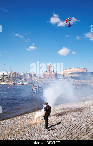 Cielo subacquei in arrivo a terra alla Cardiff Bay Harbor festival nella baia di Cardiff, nel Galles del Sud. Foto Stock