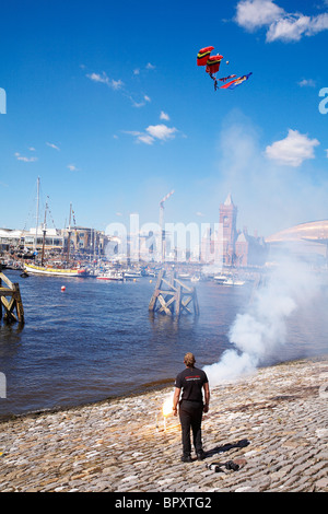 Cielo subacquei in arrivo a terra alla Cardiff Bay Harbor festival nella baia di Cardiff, nel Galles del Sud. Foto Stock