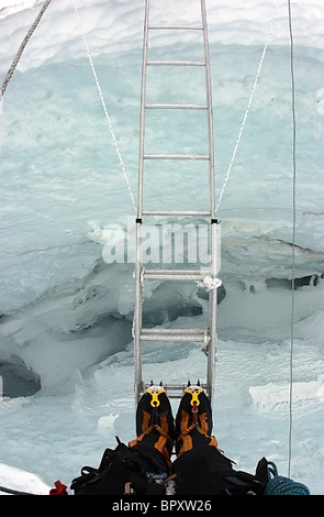 Cercando in crepaccio sul Monte Everest Foto Stock