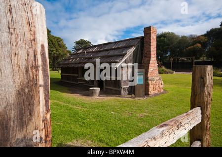 Replica di un pioniere australiano bramma e corteccia capanno vicino a Lorne in Victoria Foto Stock