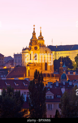 Repubblica ceca, Praga - illuminato st. nicolaus chiesa al crepuscolo Foto Stock