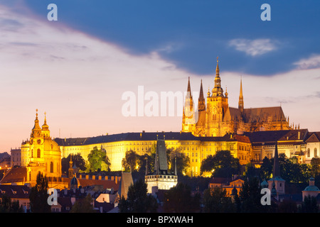 Repubblica ceca, Praga - castello di Hradcany e st. nicolaus chiesa al crepuscolo Foto Stock