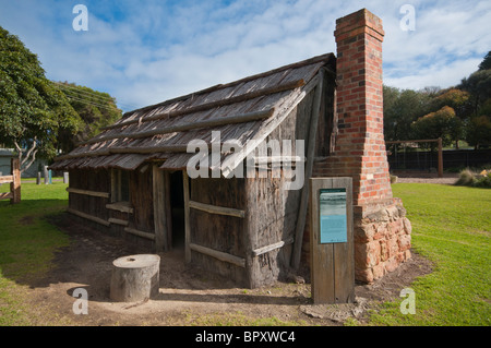 Replica di un pioniere australiano bramma e corteccia capanno vicino a Lorne in Victoria Foto Stock