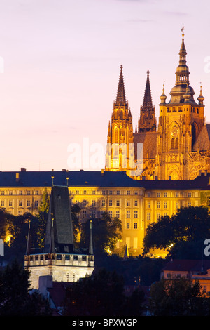 Repubblica ceca, Praga - castello di Hradcany e Charles Bridge tower Foto Stock