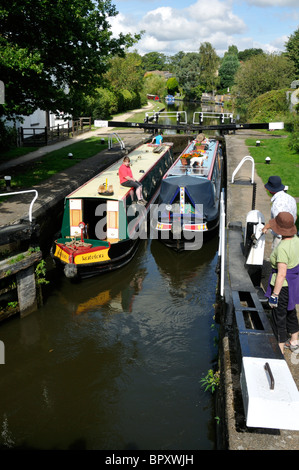 Due imbarcazioni strette in Apsley Lock 65 sul Grand Union Canal, Hertfordshire, Regno Unito. Foto Stock