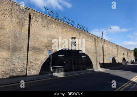 Dock di tabacco un grado che ho elencato magazzino a Wapping, Docklands di Londra, Regno Unito. Foto Stock