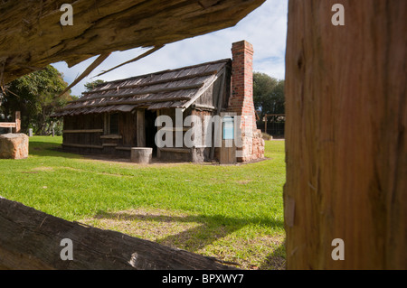 Replica di un pioniere australiano bramma e corteccia capanno vicino a Lorne in Victoria Foto Stock