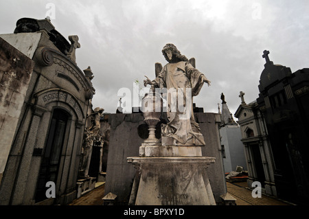 Un oggetto contrassegnato per la rimozione definitiva nel cimitero di Recoleta, Buenos Aires, Argentina. Foto Stock