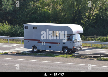 Box per cavallo sulla strada a scivolo in uscita autostrada M40, Warwick, Regno Unito Foto Stock