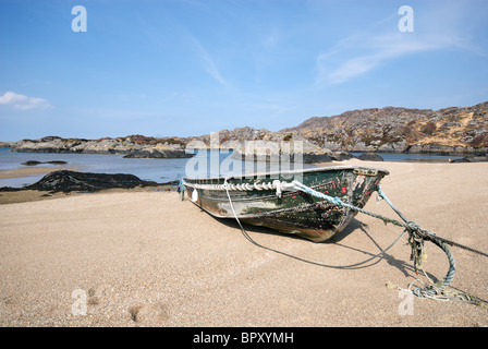 Una piccola barca a remi ormeggiate nella baia di Kentra, a Ardnamurchan, Scotland, Regno Unito Foto Stock