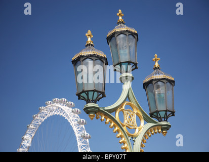 Westminter lampada a ponte con il London Eye in background Foto Stock