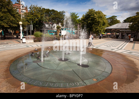 Regno Unito, Inghilterra, Merseyside, Southport, Lord Street, circolare Diana Principessa di Galles fontana commemorativa Foto Stock