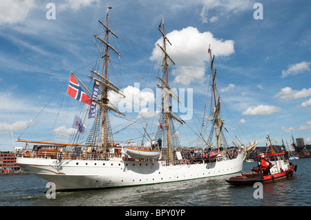 Un norvegese tall ship entra nel porto per la vela Amsterdam 2010. Foto Stock