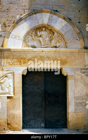 Maguelone Francia Linguadoca Rossiglione cattedrale Saint Pierre de Maguelone timpano ovest sopra la porta anteriore Foto Stock