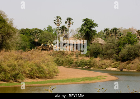 Hôtel de Simenti al fiume Gambia, il Parc National de Niokolo-Koba, Senegal Foto Stock