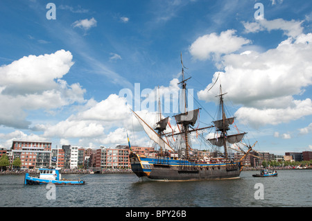 Una nave entra nel porto per la vela Amsterdam 2010. Foto Stock