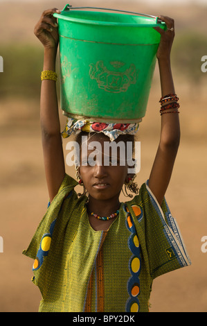 Peul girl fetch di acqua dal fiume Senegal, Senegal Foto Stock