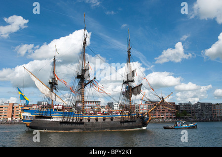 Una nave entra nel porto per la vela Amsterdam 2010. Foto Stock