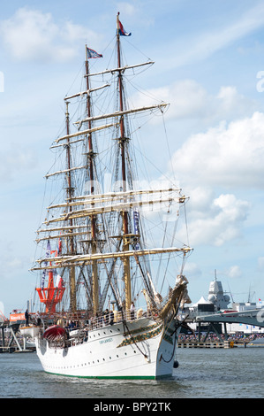 Un norvegese tall ship entra nel porto per la vela Amsterdam 2010. Foto Stock