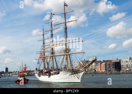 Un norvegese tall ship entra nel porto per la vela Amsterdam 2010. Foto Stock