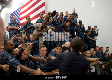 Obama saluta i membri del pubblico dopo il suo intervento in occasione di un evento con il personale militare Foto Stock