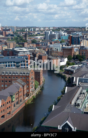 Guardando in giù il fiume Aire, Leeds City Centre, l'Inghilterra settentrionale Foto Stock