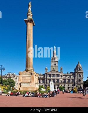 George Square nel centro di Glasgow con Sir Walter Scott della statua di sinistra e Robert Burns statua a destra e City Chambers parte posteriore Foto Stock