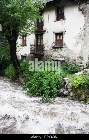 Gonfio Fiume Escrita nel villaggio montano di Espot in Sant Maurici Parco Nazionale Pirenei Spagna Foto Stock