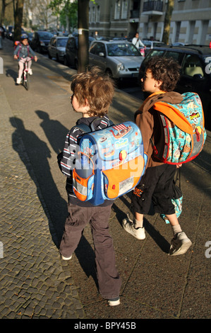 I bambini sul loro modo di scuola, Germania Berlino Foto Stock