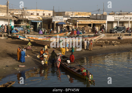 Piroghe sulla riva del fiume Senegal, Saint-Louis, Senegal Foto Stock