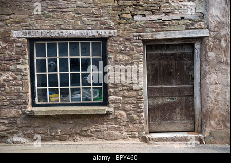 Rustico porta anteriore e multi finestra vetrata di cottage sotto lavori di rinnovo in Talgarth Powys South Wales UK Foto Stock