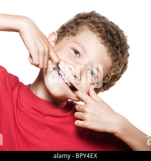 Piccolo Ragazzo caucasico ritratto smorfie male studio isolato su sfondo bianco Foto Stock