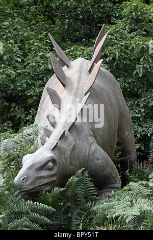 Dinosauro di pietra nel Jardin des Plantes, Parigi. Foto Stock