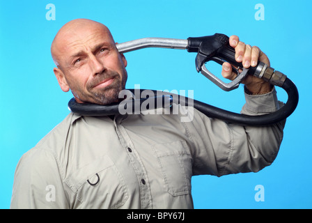 Uomo con un ugello di benzina contro la sua testa Foto Stock