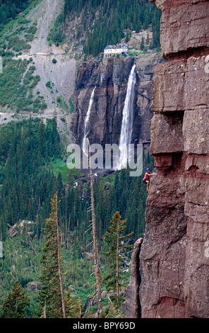 Scalatore rock climbing di fronte alla cascata, Colorado Foto Stock