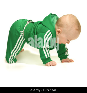 Carino active baby boy isolati su sfondo bianco. Foto Stock