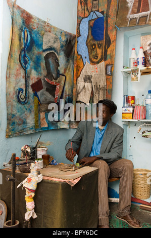 Artista nel suo atelier, Saint-Louis, Senegal Foto Stock