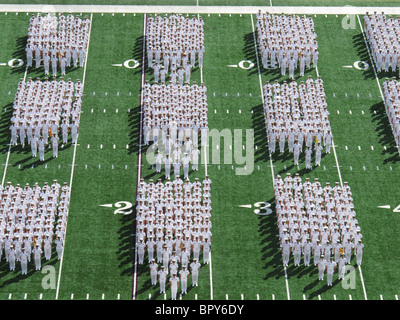 Stati Uniti d'America Accademia Navale degli Stati Uniti aspiranti guardiamarina sfilata di aziende sul campo di calcio prima del gioco Foto Stock